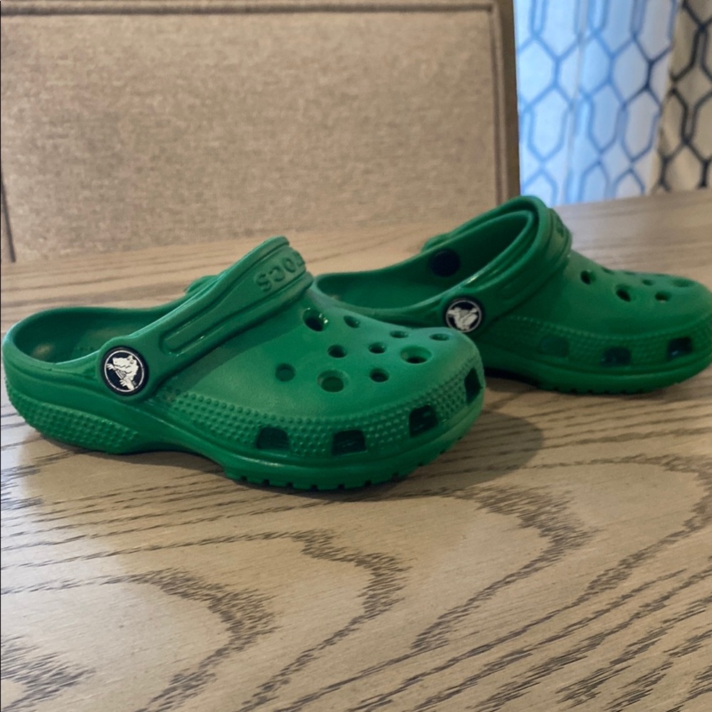 CROCS Green Sandals with Adjustable Strap and Ventilation